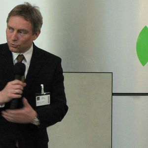 Markus Lötzsch, Hauptgeschäftsführer der IHK Nürnberg für Mittelfranken: „Gerade in wirtschaftlich schwierigen Zeiten zeigt sich, dass die Unternehmen, die in Kooperationen investieren um gemeinsam flexibel und schnell auf die Bedürfnisse des  Marktes reagieren zu können, als Gewinner hervorgehen werden.“