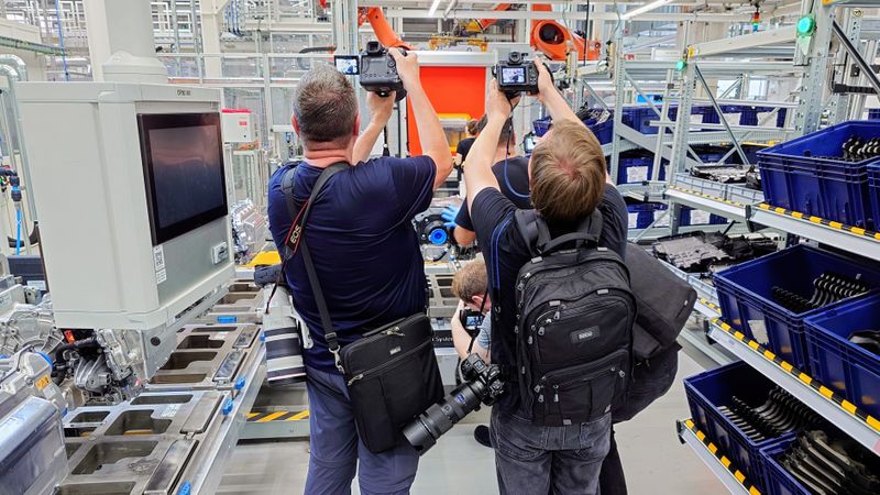 Medienandrang in der Fertigung der elektrischen Antriebseinheit des CLA in Untertürkheim. Der Standort beliefert das Werk Rastatt, wo das E-Auto entsteht.(Bild:  Thomas Günnel/Automobil Industrie)
