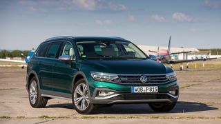 Volkswagen hat mit „Twindosing“ ein Verfahren vorgestellt, das bis zu 80 Prozent der Stickoxide des Dieselmotors reduziert – verglichen mit dem Vorgängermotor. Im Passat ist es bereits erhältlich, der neue Golf soll es ebenfalls erhalten. (Volkswagen)