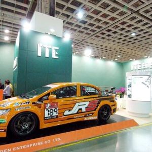 Da die AutoTronics zusammen mit der Tuning-Messe AMPA abgehalten wird, finden Rennboliden großes Interesse.