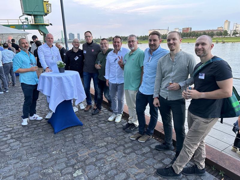 Diese Jungs sehen sehr hungrig aus (v. l.) Sven Domann (S&K), Sascha Mannel und Fabian Heß (ASUS), Christian Helisch (S&K), Gregor Kyeck (Gigabyte), Oliver Kau, Frank Puderbach und Timo Tübcke (S&K),  Ingo Altmann und Marcel Schöche (Schenker). (Bild: Vogel IT-Medien GmbH)