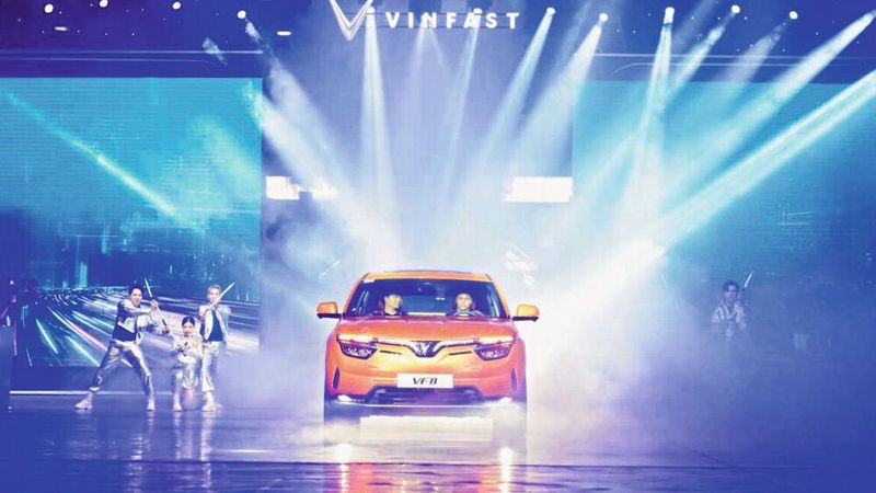 Für die erste Auslieferung an vietnamesische Kunden organisierte Vinfast eine große Inszenierung. (Bild: Vinfast)