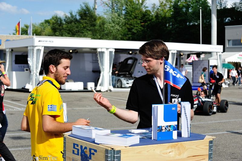 Als Hauptsponsor der Formula Student Germany steht SKF den Teams nicht nur während der Vorbereitung, sondern auch an der Rennstrecke mit Rat und Tat zur Seite. (Bild: SKF)