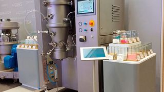 Die LFB Mini L eignet sich für die Trocknung, Agglomeration, Sprühgranulation, Mikroverkapselung oder das Coating von Pulvern, Granulaten oder Pellets für Produktmengen von 200g bis 2500g.  (Bild: Amandus Kahl)
