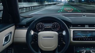 Jaguar Land Rover arbeitet an Head-up-Displays, die Informationen mit Tiefenwirkung auf die Straße projezieren. (Auto-Medienportal.Net/Jaguar Land Rover)
