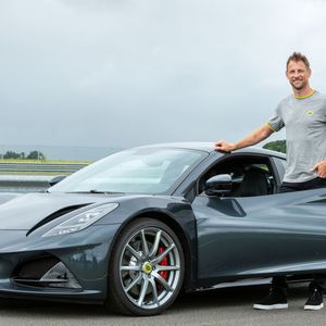 Stargast bei der Vorstellung des Lotus Emira: Rennfahrer Jenson Button.(Bild:  Lotus)