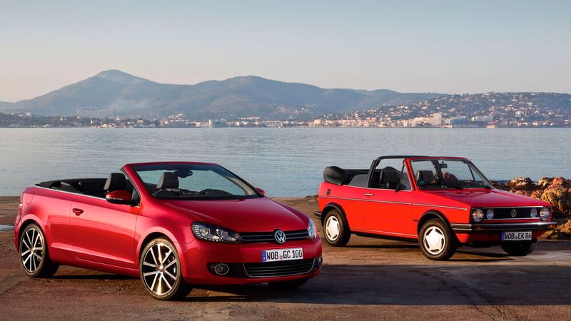Einen Cabriolet-Ableger gab es hingegen nicht von jeder Golf-Generation – im Gegenteil, lediglich von Generation 1, 3 und 6. Im Bild die Aufschnitte der Generationen 1 und 6. Von Frühjahr 2006 bis 2015 baute Volkswagen zudem das Modell Klappdach-Cabriolet Eos. Es basiert auf der Plattform „PQ46“ des VW Passat B6. (Bild: Volkswagen AG)