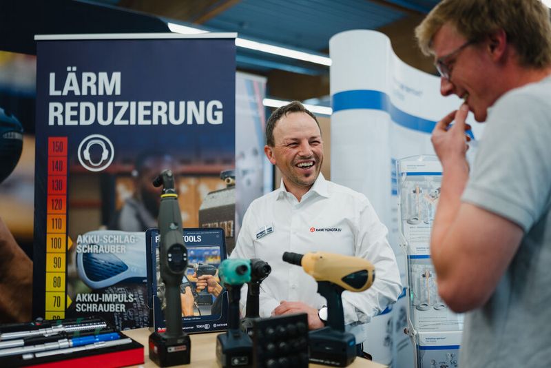 Ausgiebige Fachgespräche waren das Highlight für die 82 Aussteller der Schraubtec in LAndshut. (Tino Boecher)