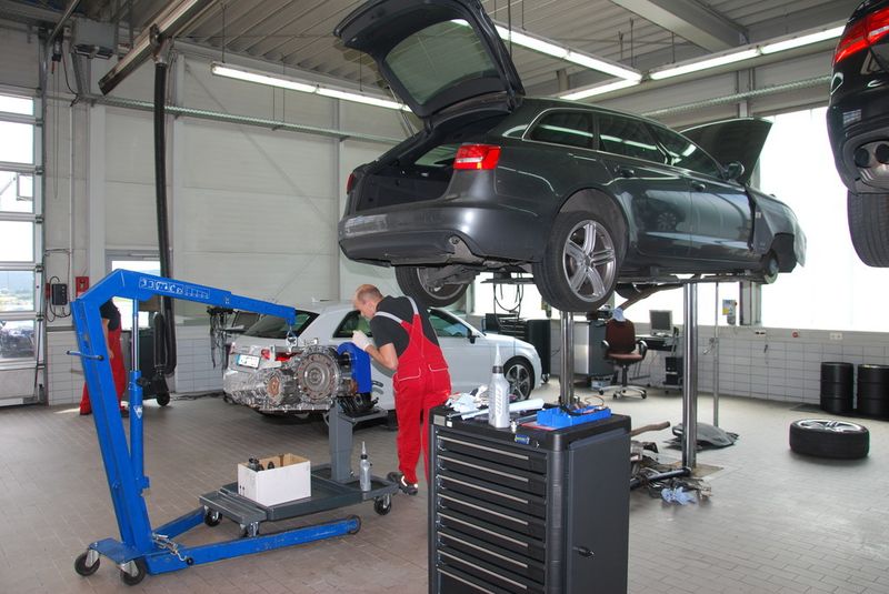 Die Ausstattung der hellen Werkstatt lässt keine Wünsche der Mechatroniker offen. (Foto: Wenz)