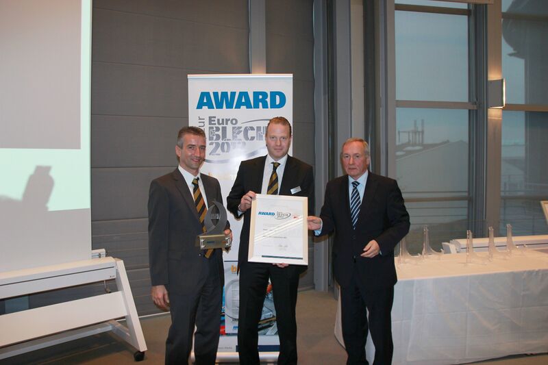 Stefan Kraft, Leiter technischer Vertrieb bei Pass (links), und CEO Michael Bauer freuen wich über den Award zur Euroblech. (Königsreuther)