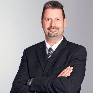 Thomas Jakob ist Leiter Product-Engineering bei der Arnold Umformtechnik GmbH & Co. KG in Forchtenberg. Er kennt sowohl die Kundenanforderungen als auch die möglichen Verbindungslösungen zur Realisierung: „Das gesamte Oberflächensystem im Zusammenspiel ist für die Vorspannkraft einer selbstfurchenden Schraube mit niedrigem Furchmoment wichtig. Das betrifft sowohl deren Basis- und Gleitbeschichtung als auch die Versiegelung.“ 