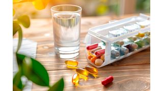 Mit dem elektronischen Medikationsplan können auch komplexe Dosierschemata abgebildet werden. (Bild: © han - stock.adobe.com / KI-generiert)