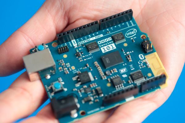 Genuino 101: Entwicklerboard der Arduino-Gründer mit Intels Stromsparmodul Curie (Bild: Intel)