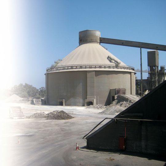 Neben dem bestehenden Silo wird das neue Silo errichtet. (Bild:  Aumund)