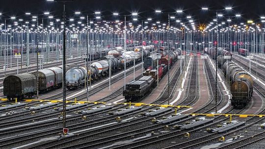 Mit einem solarbetriebenen Tracker können Transport- und Logistikunternehmen wie DB Cargo ihre Güterbewegungen verfolgen.(Bild:  frei lizenziert /  Pixabay)