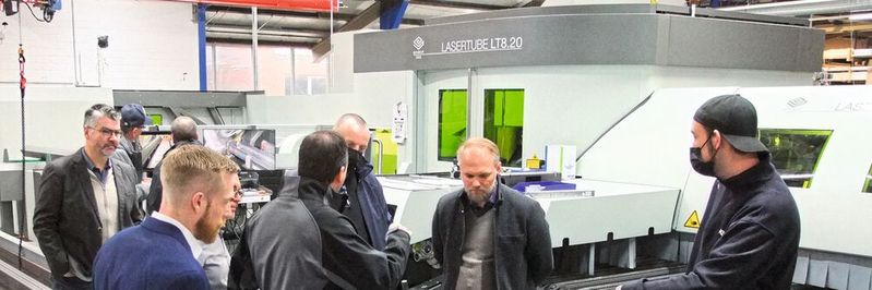 Bei den Roadshow-Terminen der BLM Group Deutschland sehen die Teilnehmer nicht nur Maschinen im Praxisbetrieb, sondern können auch ihre Erfahrungen untereinander austauschen. Bei den Roadshow-Terminen der BLM Group Deutschland sehen die Teilnehmer nicht nur Maschinen im Praxisbetrieb, sondern können auch ihre Erfahrungen untereinander austauschen.