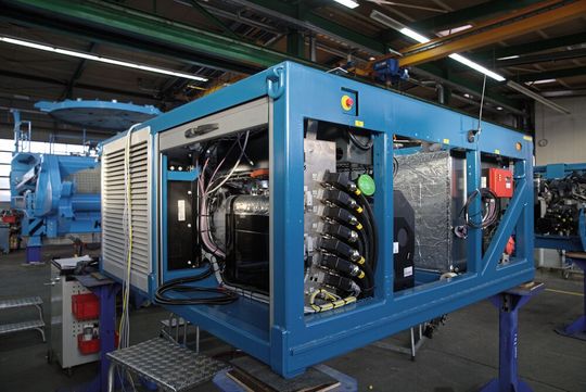 Eine Power Pack Unit des SPMT K24 steht in der Fertigungshalle von TII Kamag in Ulm.(Bild:  Lapp)