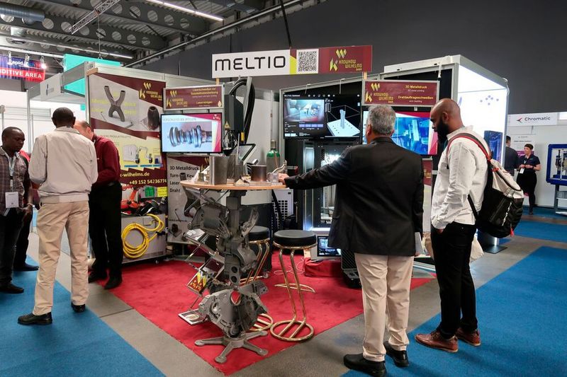 Meltio präsentierte sein patentiertes 3E Deposition Modeling. Dabei kann ein Multi-Laserkopf alle metallischen Werkstoffe in Pulver- oder Drahtform verarbeiten. Was damit möglich ist, konnte man schon am aufwendig gestalteten Stehtisch sehen. (Bild: D. Quitter - VCG)