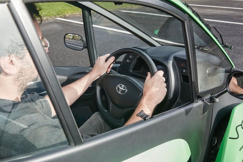 Gelenkt wird klassich an einem Rad.   (Bild: Toyota)