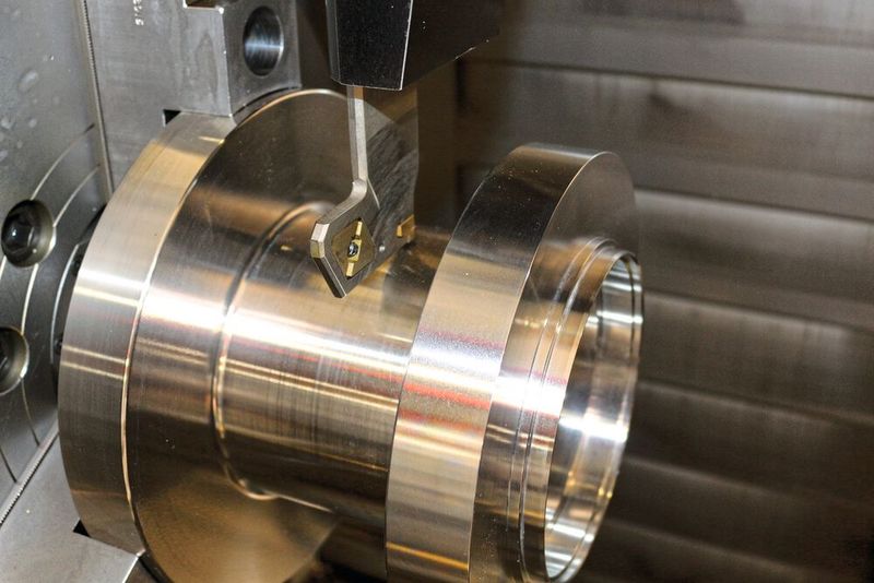 Durch Whisperline Schneidenträger für Tang- und Cut-Grip-Schneideinsätze kann Klinger Schöneberg auch große Einstiche bis 100 Millimeter problemlos einbringen.(Bild:  Iscar)