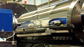 Mit der im Rahmen des Verbundprojektes Microstruct entwickelten Ultrapräzisions-Drehmaschine mit einer Auflösung in den Linearachsen von < 0,1 nm können auf großflächigen Walzen mit Durchmessern bis 800 mm und Längen bis 2500 mm Strukturgrößen von 5 bis 150 µm und Rauheiten Ra von 6 bis 18 nm erreicht werden. Bild: LT Ultra-Precision Technology (Archiv: Vogel Business Media)
