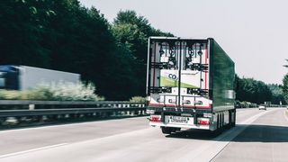 Betterflow und Valmet Automotive haben einen Kooperationsvertrag für die Produktion eines vollautomatischen Heckflügel-Systems für Lkw Auflieger vereinbart (Betterflow)