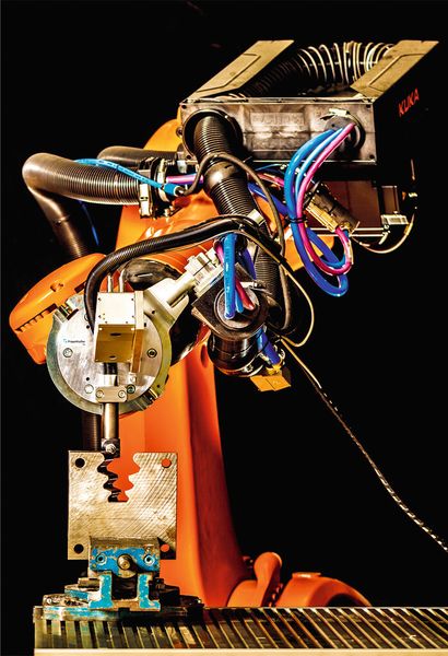 Bild 2: Durch den großen Bewegungsraum des Roboters in Verbindung mit schlanken Endeffektor-Werkzeugen werden auch schwer zugängliche Stellen erreicht. (Bild: Fraunhofer IPA)