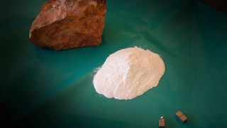 Seltene Erden Karbonat (oben) ist der Rohstoff, in dem sich Seltene Erden, wie Neodym (für starke Magnete, wie hier unten im Bild) oder Cer, verstecken. Thyssenkrupp Materials Trading handelt mit diesem Rohstoff. Jetzt kommen zwei neue Abnehmer hinzu. (Bild: Thyssenkrupp)