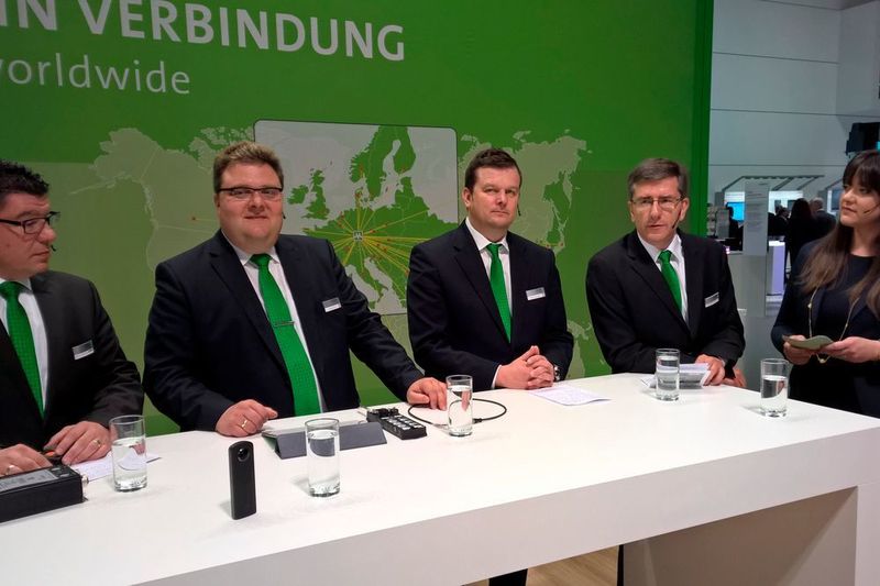 Murrelektronik auf der Hannover Messe 2016 – auf dem Bild zu sehen sind (v.l.n.r.): Matthias Eschle-Reinold (Vice President of Power, verantwortlich für den Geschäftsbereich, in dem Strommanagementprodukte und -lösungen zur Verbesserung der Leistung von Maschinen und Anlagen entwickelt werden), Jörg Krautter (Vice  President  Automation), Jürgen Zeltwanger (Vice President Connectors, verantwortlich für den Geschäftsbereich Anschlusstechnik), Markus Schyboll (Chief Executive Officer) und MacKenzie Regorsek (Koordinatorin PR International). (Bild: S. Häuslein/konstruktionspraxis)