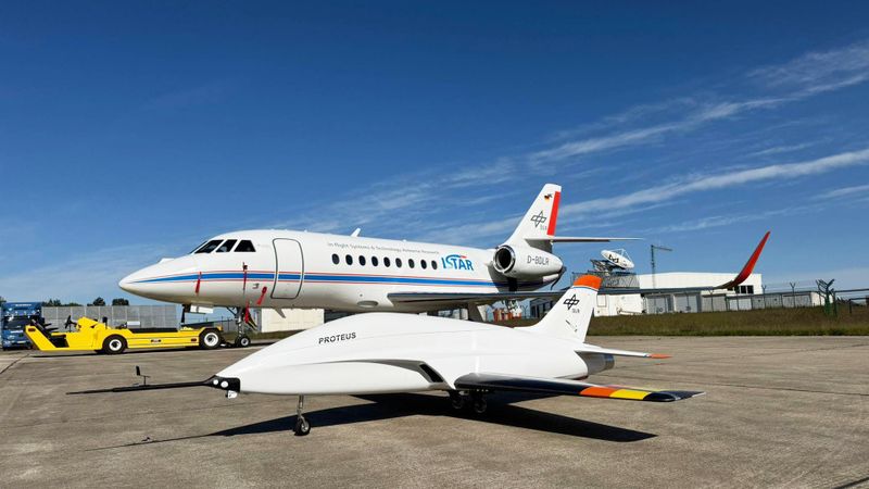 Der unbemannte Versuchsflieger Proteus neben dem Versuchsflugzeug Istar. (Bild: DLR)
