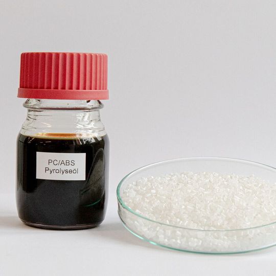 Aus unterschiedlichen PC-haltigen Abfällen wird mit dem neuen Recycling-Verfahren Pyrolyseöl als Rohstoff für die Herstellung neuer Kunststoffe gewonnen.(Bild:  Fraunhofer IKTS)