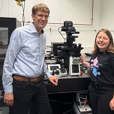 Prof. Dr. Simon Ebbinghaus und Mailin Becker (r.) haben ein neues bildgebendes Verfahren entwickelt. (Bild: RUB, ehrstuhl für Biophysikalische Chemie)