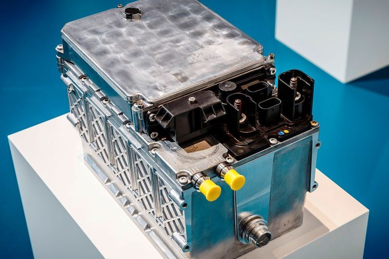 Die 48-Volt-Lithium-Ionen-Batterie gehört zur Elektrifizierung des 3,0-l-R6-Zylinders M 256 und des 2,0-l-Vierzylinder M 264. Sie ist Bestandteil des Niedervolt-Bordnetzes und hat einen Energieinhalt von 0,9 kWh. (Daimler)