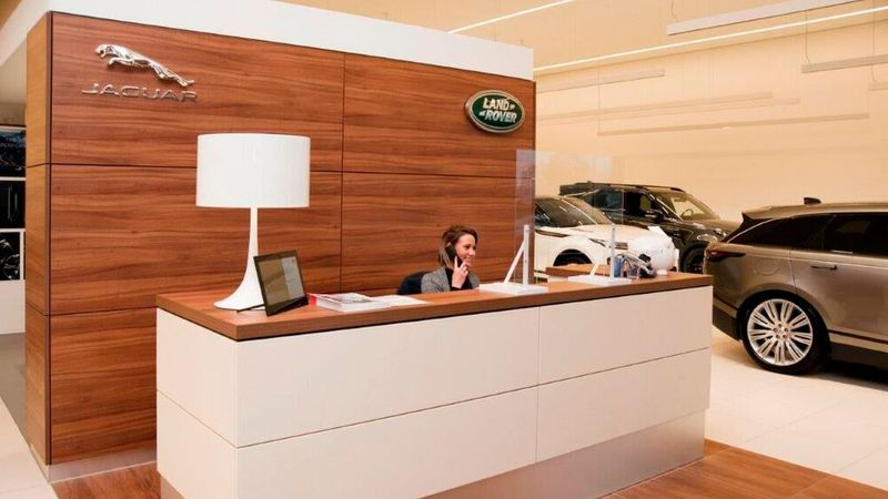 Der Empfang ist die zentrale Anlaufstelle für die Kunden beider Marken. (Bild: Edgar Wacker/Anders Automobile)