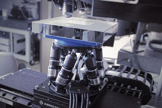 Mikroskopiesystem mit erweitertem Arbeitsvolumen und industriellen Automatisierungsmöglichkeiten. Mikroskopiesystem mit erweitertem Arbeitsvolumen und industriellen Automatisierungsmöglichkeiten.
