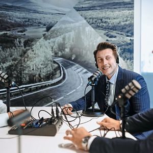 Inzwischen geben die drei Gebrauchtwagenverkäufer auch via Podcast Einblicke in Themen, die sie bewegen.(Bild:  League of Performance 306)