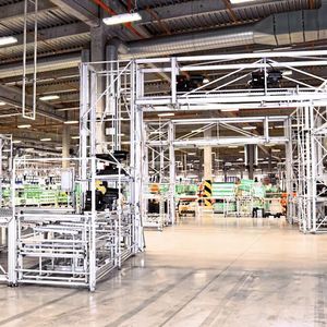 Platz 5: In einem beispielhaften Projekt für Toyota in Tschechien kombinierte Item Lineartechnik mit Karakuri/LCA. Über eine ausgeklügelte Brückenkonstruktion werden Klimaanlagen für Kleinwagen transportiert.(Bild:  Item)