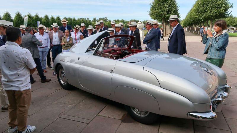 Die Jury des Internationalen Concours d'Elegance bei der Besichtigung des späteren Best-of-Show-Fahrzeugs Triumph TRX.(Bild:  Peter Diehl)