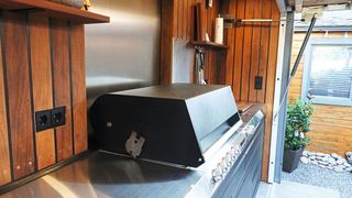 Indem Andreas Besser Industrie-Gasdruckfedern und Industrial Powerise-Antriebe von ACE verbaut hat, vollziehen sich Öffnen, Halten und Schließen automatisch und ohne Aufbieten von Muskelkraft. (Bild: ACE)