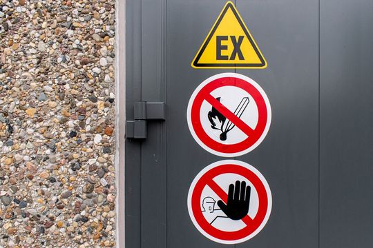 Die wichtigsten Gefahrenquellen  in Ex-Schutz-Bereichen müssen  optisch erkennbar gemacht werden.(Bild:  Cornell Frühauf / Pixabay)