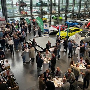 Schon am Vorabend des ZKF-Branchentreffs stand in der Kölner Motorworld das Netzwerk im Mittelpunkt. (Bild:  Jürgen Klasing)