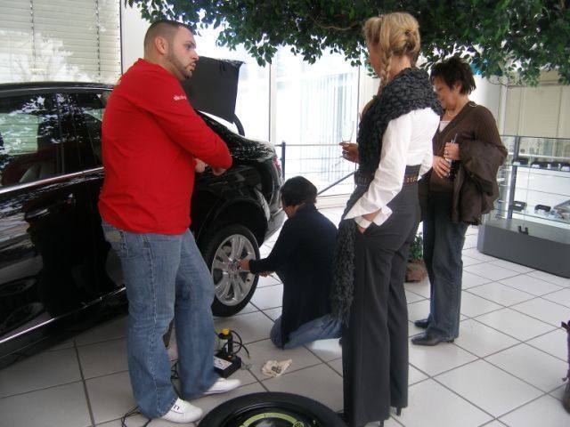 Der diesjährige Lady‘s Day weckte Interesse bei der weiblichen Kundschaft vom Autohaus Jürgens. (Archiv: Vogel Business Media)