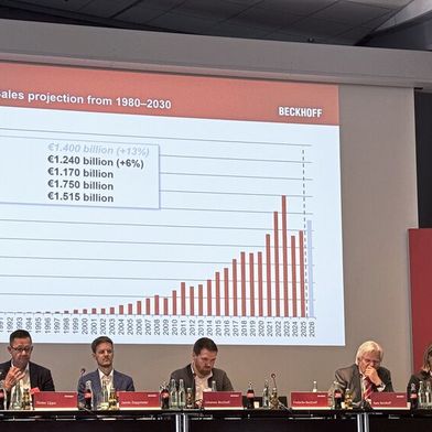 Umsatzwachstum: Frederike Beckhoff, Assistentin der Geschäftsführung, stellt die Unternehmenszahlen auf der Pressekonferenz zur Hannover Messe 2026 vor. (Bild: Manuel Christa)