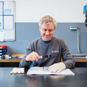 Albromet steht außerdem für sauber verarbeitete Oberflächen bei Metallteilen und dementsprechend hoher Qualität. Den Arbeitsalltag verschönert jetzt Mewa-Arbeitskleidung sowohl um Sommer als auch im Winter ...(Bild:  Mewa)