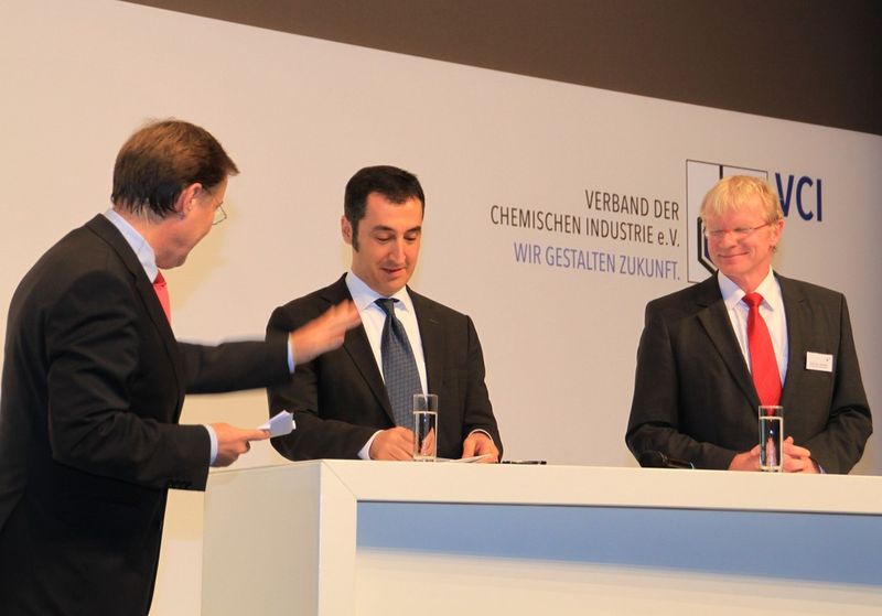 Anschließend ging es auf dem Podium heiß her und die Ergebnisse und Konsequenzen der Studie diskutiert. Ulrich Meyer begrüßt Cem Özdemir und Prof. Dr. Ferdi Schüth (v.l.). (Bild: Ernhofer)