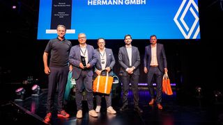 Das Autohaus Hermann wurde von Renault ausgezeichnet. Auf der Bühne standen: (v. l.)  Laurens van den Acker (Chefdesigner Renault Group), Michael Zimbal (Geschäftsführer Hermann GmbH), Uwe Altmann (Vertriebsleiter Renault/Dacia Hermann GmbH), Florian Kraft (Vorstandsvorsitzender Renault Deutschland AG) und Haico van der Luyt (Direktor Vertrieb Renault Deutschland AG).
 (Bild: Autohaus Hermann)
