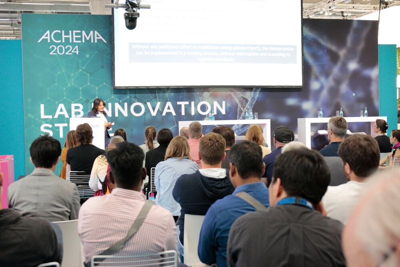 Neben der Aktionsfläche Digital Lab ist auch die Lab Innovation Stage mit zahlreichen Vorträgen zum Thema Digitalisierung, Nachhaltigkeit und Laborsicherheit ein Besuchermagnet. (Bild: VCG – Lüttmann)