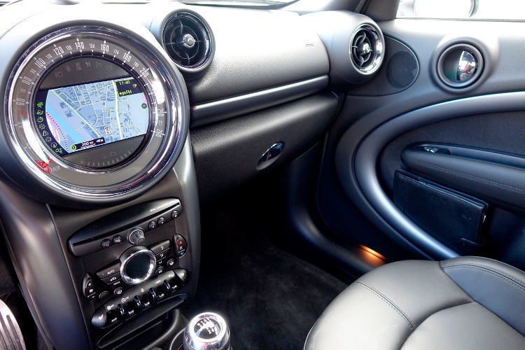 Der Tachometer im großen mittleren Rundinstrument ist eher nett von den anderen Passagieren anzuschauen, da er als zuverlässige Quelle der Geschwindigkeit für den Fahrer nur schlecht einsehbar ist. (Foto: Jens Scheiner)