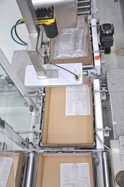 Bild 1: Sicherheit auf ganzer Linie: Vor dem Befüllen der Kartons garantieren die In-Sight-5605-Vision-Systeme das Lesen der Pharmacodes. (Bild: Cognex)