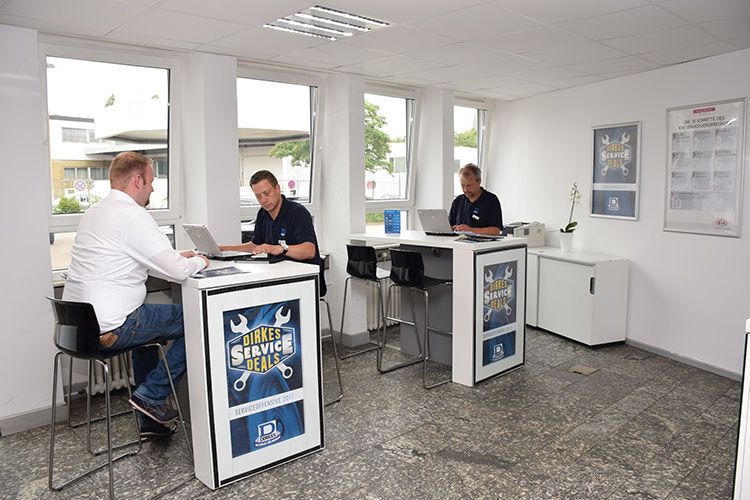 Die Serviceberater haben keinen festen Platz. Sie können sich mit ihren Laptops frei bewegen. (Rubbel / »kfz-betrieb«)